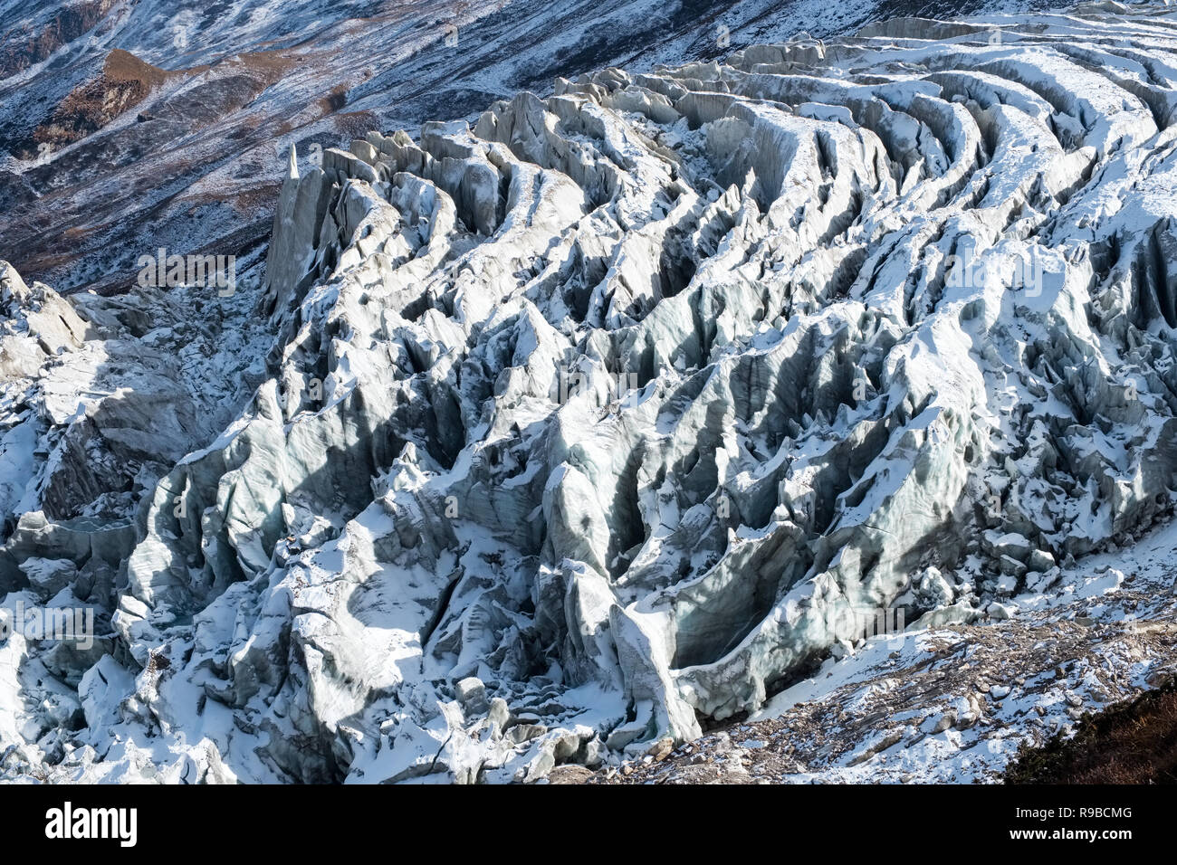 Seracchi da aggirare e crepacci del ghiacciaio che scendeva dal Manaslu in Nepal Himalaya Foto Stock