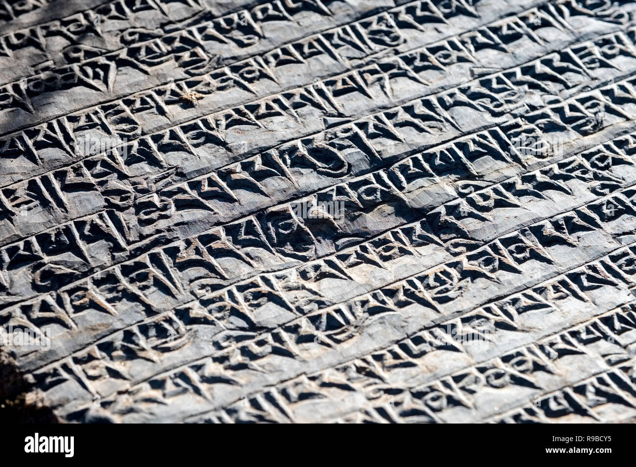 Mani pietre, inscritto con mantra buddista si trovano attraverso l'Himalaya, spesso raccolti insieme in mani pareti Foto Stock