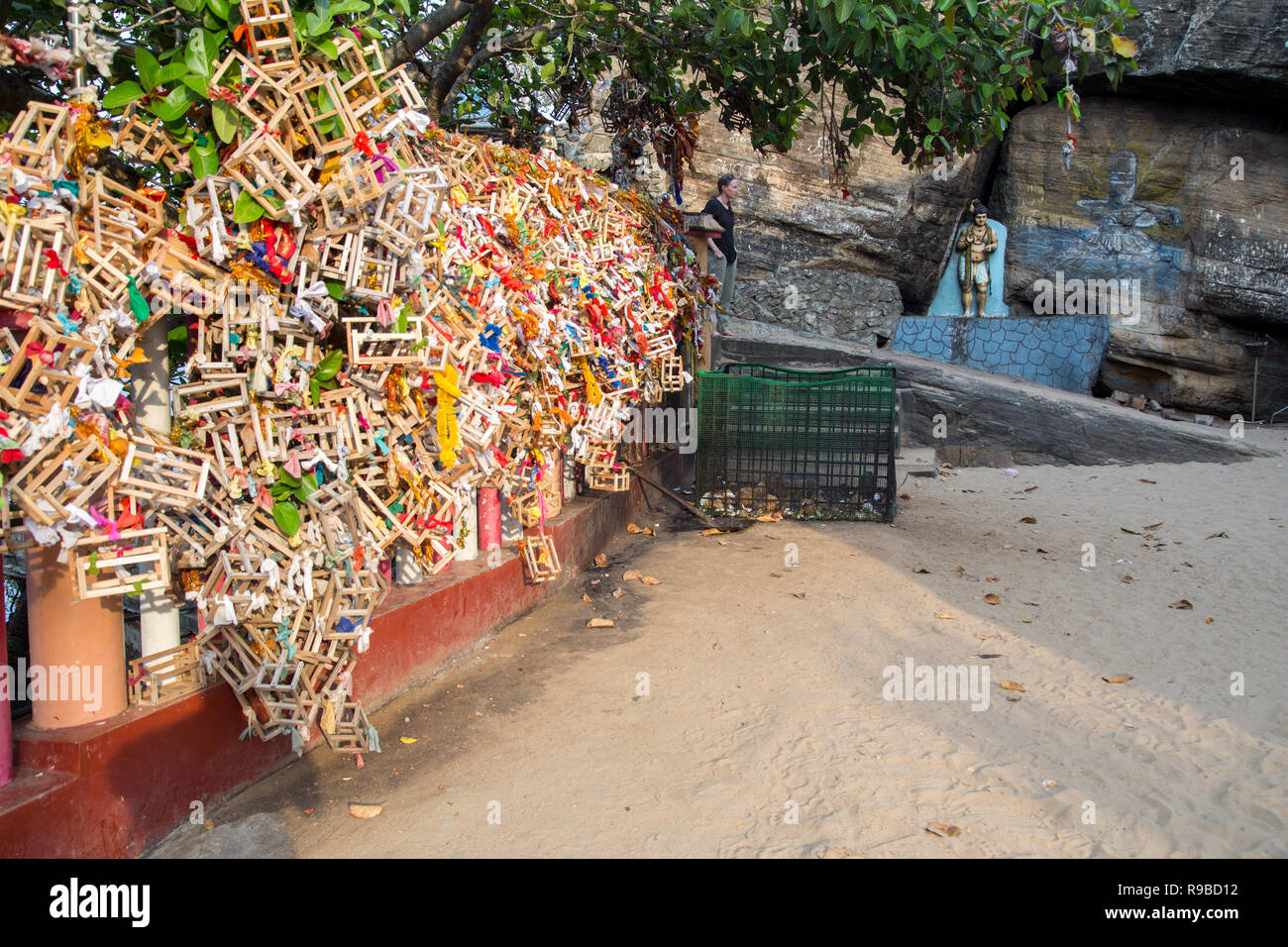 Gravidanza offerte presso Koneswaram tempio di Trincomalee, Sri Lanka Foto Stock