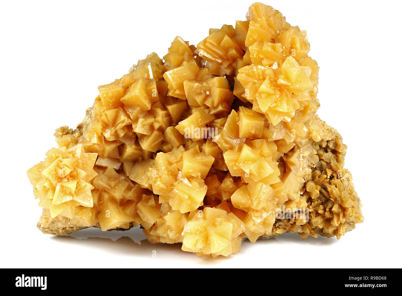 Triangolo di cristallo di calcite cluster dalla Cina isolato su sfondo bianco Foto Stock