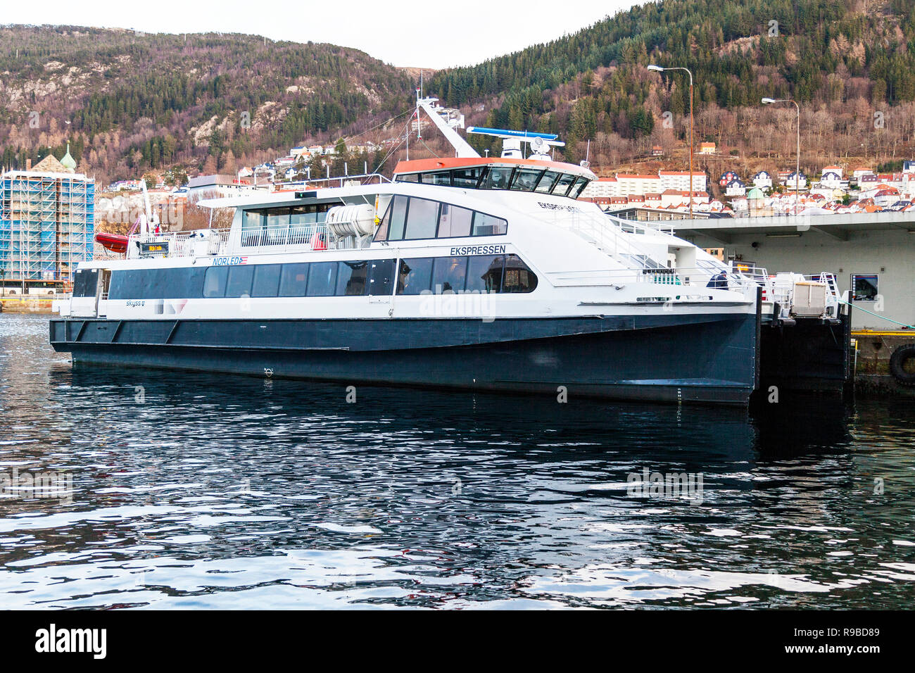 Ad alta velocità per i passeggeri catamarano Ekspressen inattiva nel porto di Bergen, Norvegia. Foto Stock