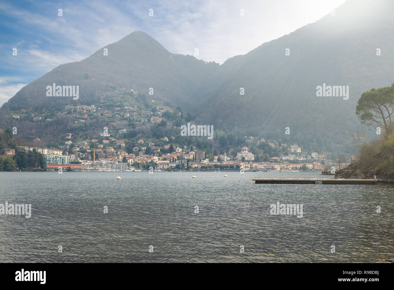 Grande lago italiano. Il Lago Maggiore e la località turistica di Laveno Foto Stock