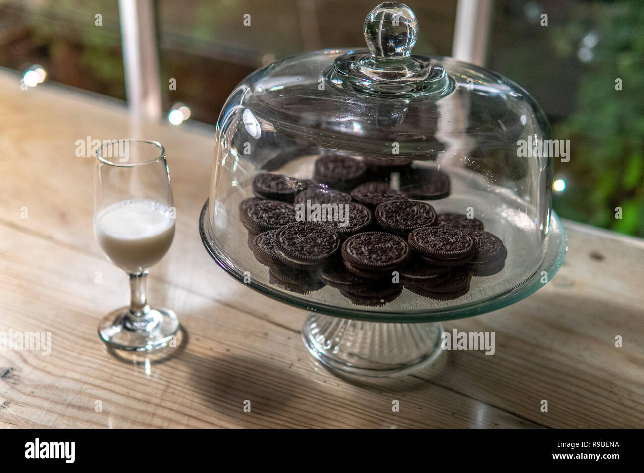 Late Night Oreo Cookie servita accanto a un bicchiere di latte Foto Stock