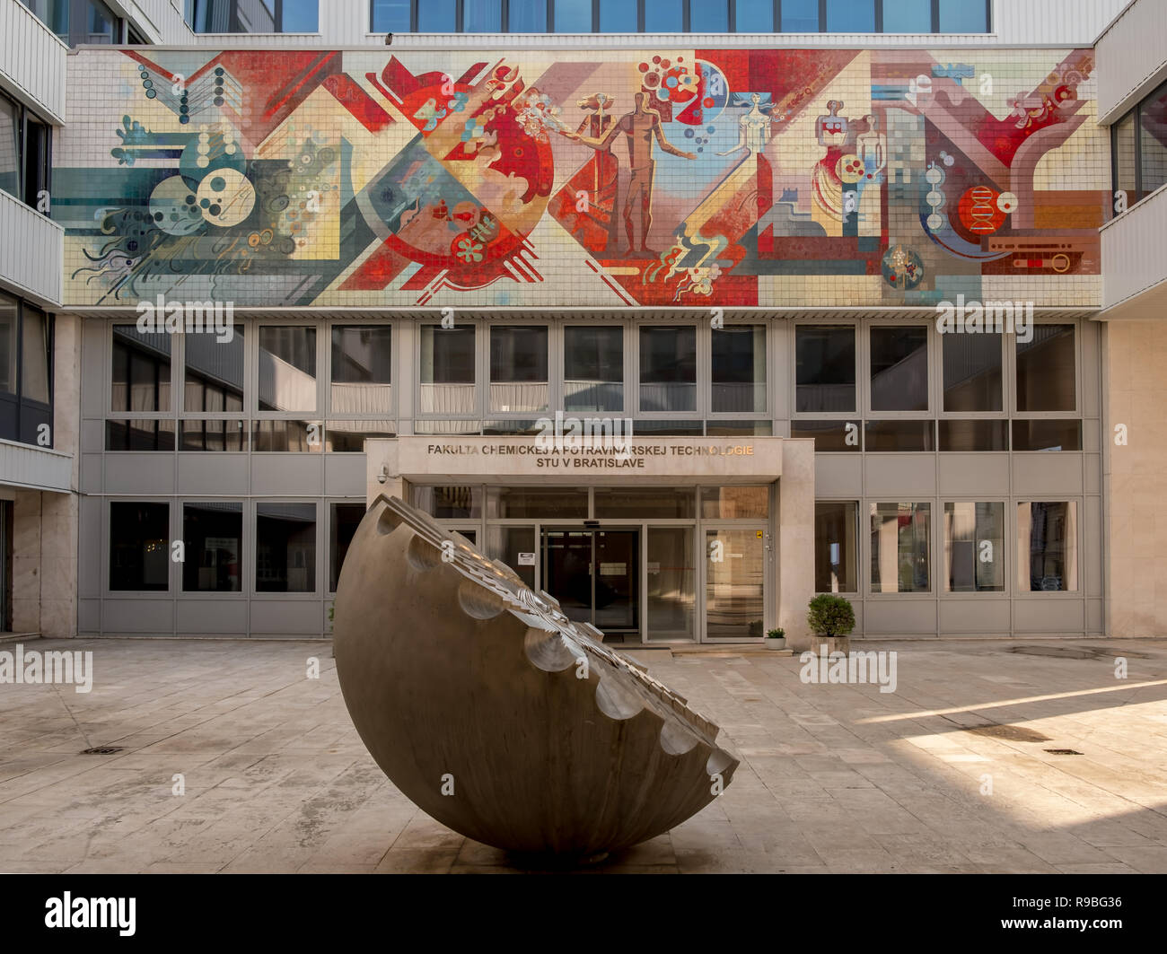 Facoltà di Scienze e Tecnologie edificio ingresso a Bratislava, con mosaico socialista murale Foto Stock