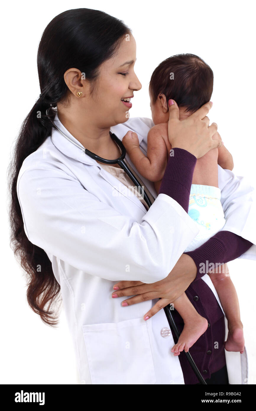 Allegro femmina trattiene pediatra neonato Foto Stock