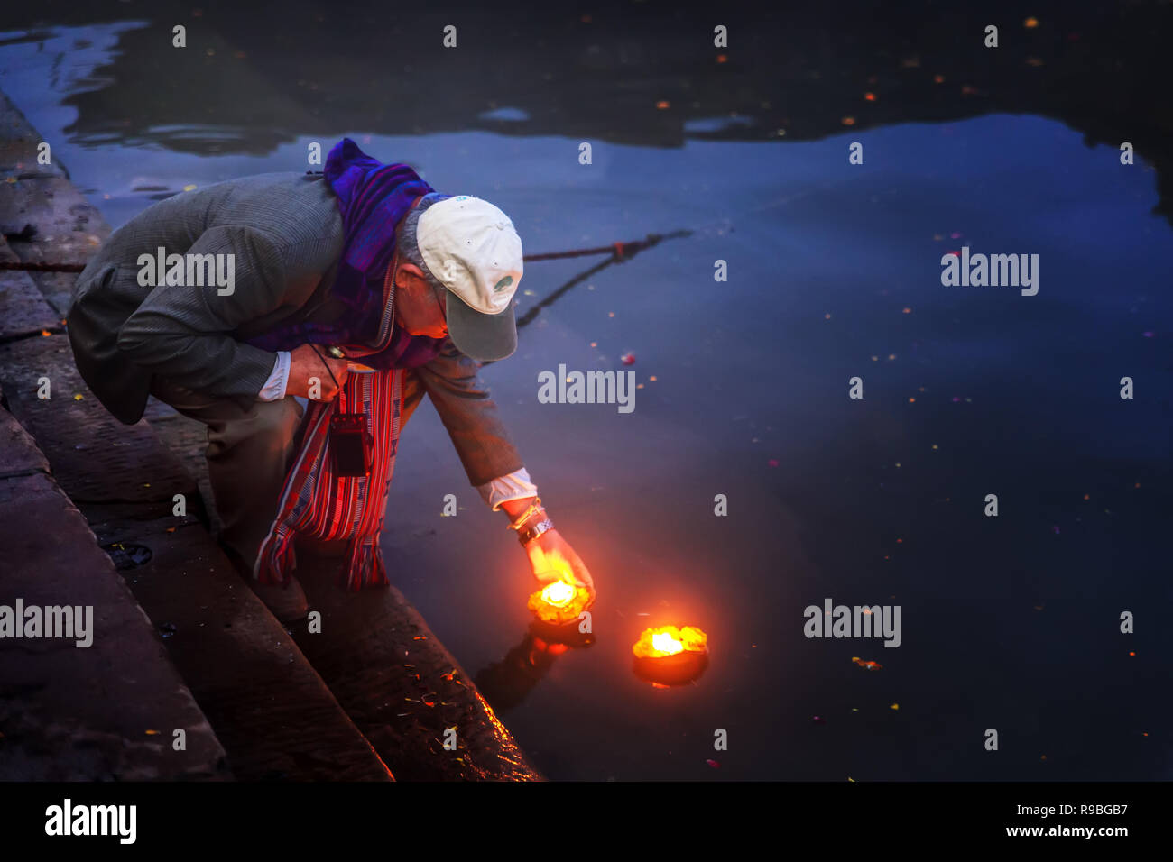 La speranza - lampade galleggianti sul Gange, superstizione,heritage,cerimonia,festivals,rituali indiano, Foto Stock La speranza - lampade galleggianti sul Gange, superstizione,heritage,cerimonia,festivals,rituali indiano, Foto Stock