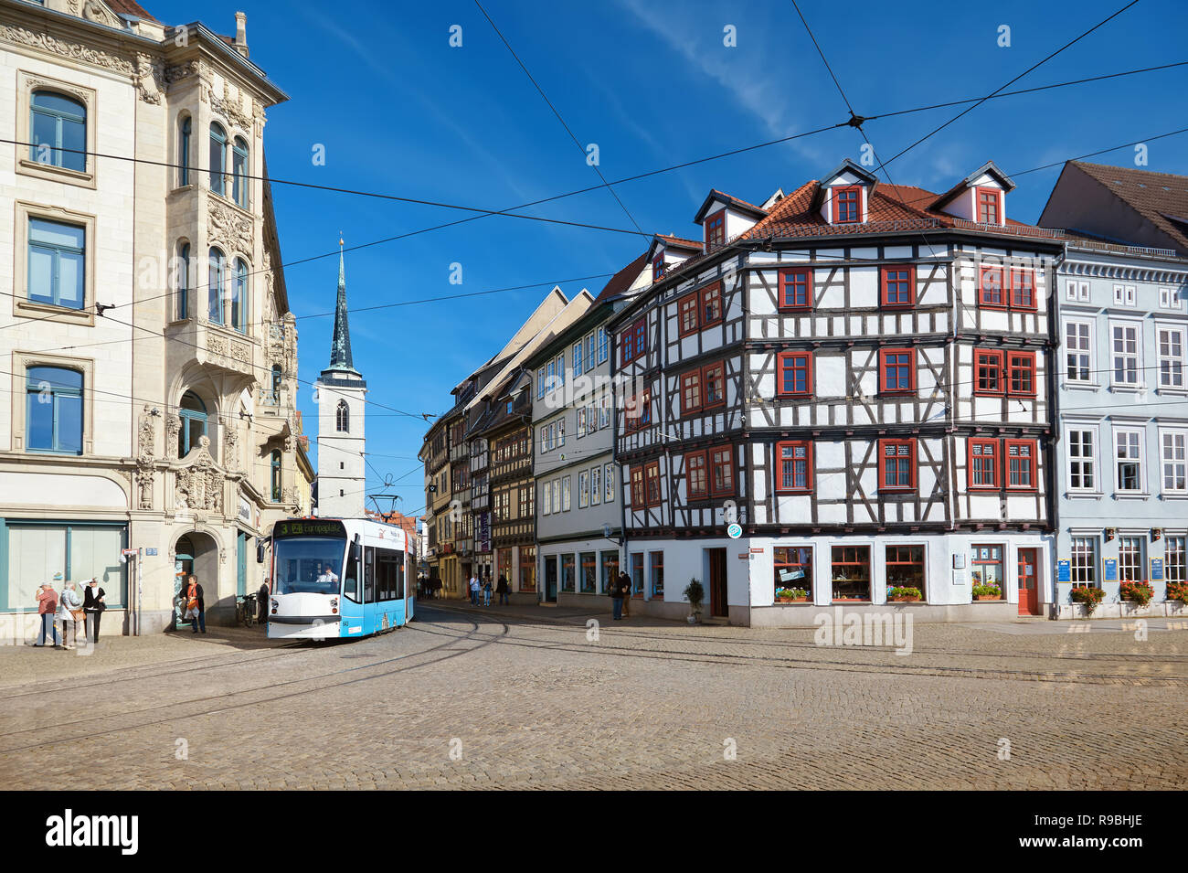 ERFURT, Germania - 4 ottobre 2010: storico a struttura mista in legno e muratura in pietra e case su una piazza del mercato a Erfurt,Turingia, Germania Foto Stock