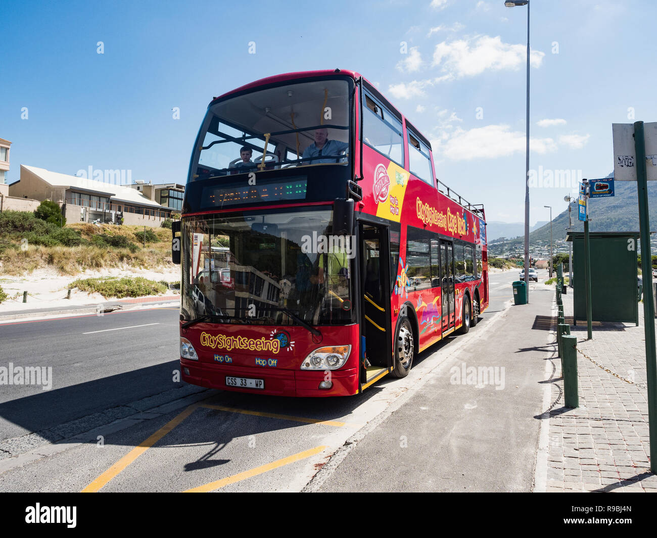 CAPE Town, Sud Africa - 14 dicembre, 2018. Cape Town City Tours - hop on hop off tour bus che viaggia attraverso la città e lungo le coste del capo T Foto Stock