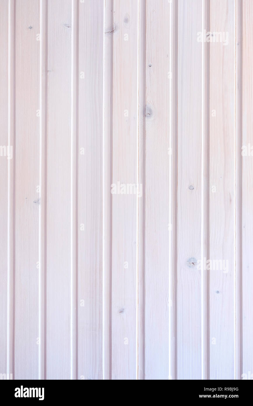 Texture di sfondo di un dipinto di bianco di parete in legno con dei nodi e con assi verticali in un frame completo visualizza Foto Stock