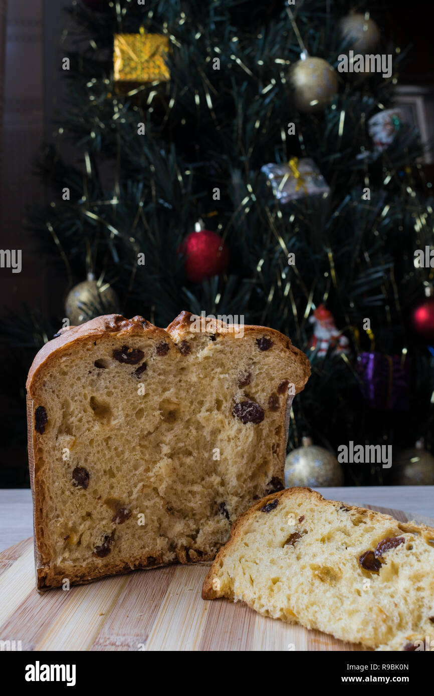 Il Panettone fetta con diversi frutti canditi. Italiano torta di Natale Foto Stock