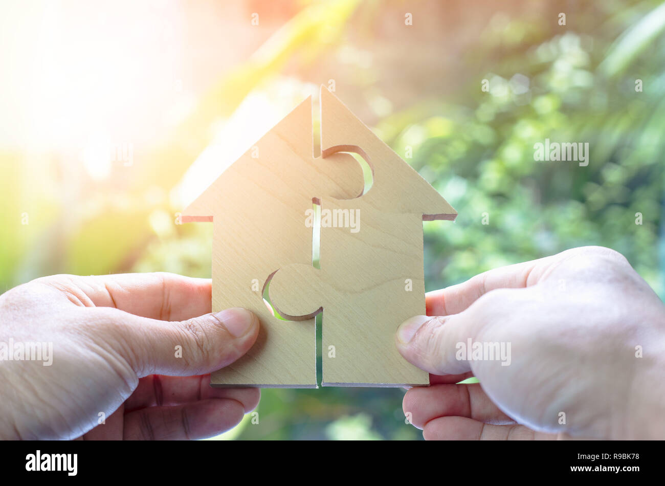 Puzzle in legno attendere per adempiere home forma per costruire casa da sogno o vita felice di concetto per la proprietà, ipotecari e immobiliari investimenti. per il salvataggio o i Foto Stock