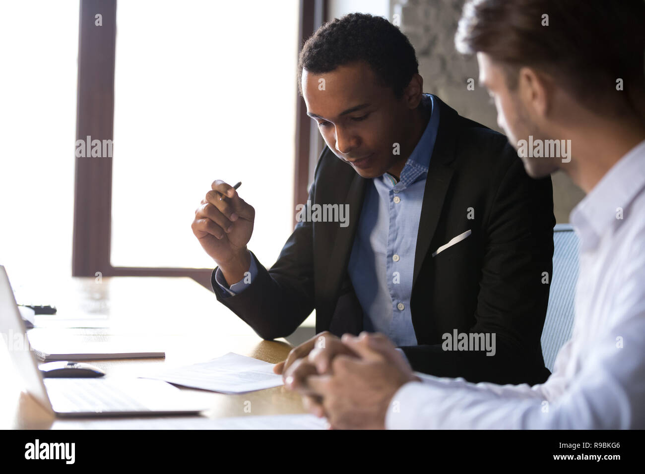 Client nero o il cliente tenendo in considerazione i termini del contratto prima di assor Foto Stock