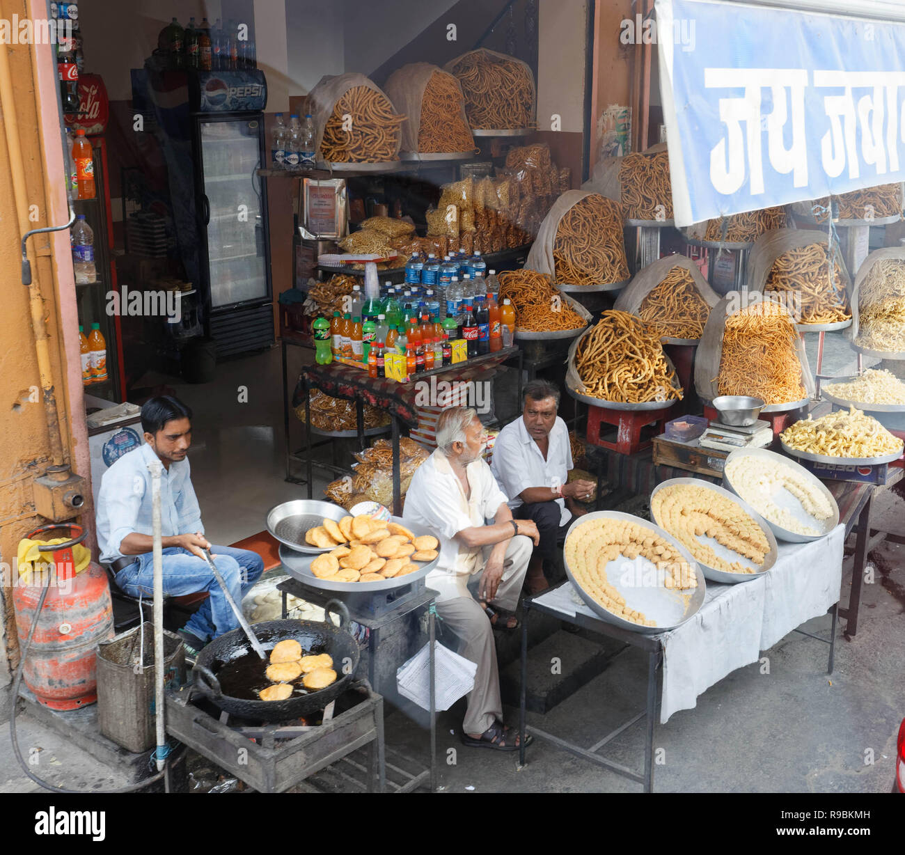 Esterno il cibo di strada in Agra India Foto Stock