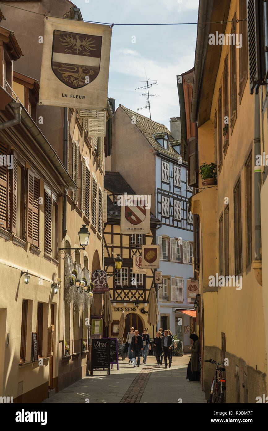 Strasburgo, Francia - 03 Aprile 2018: turisti camminando attraverso la vecchia strada medievale in poco Francia distretto a Strasburgo, in Francia durante la primavera 2018 Foto Stock