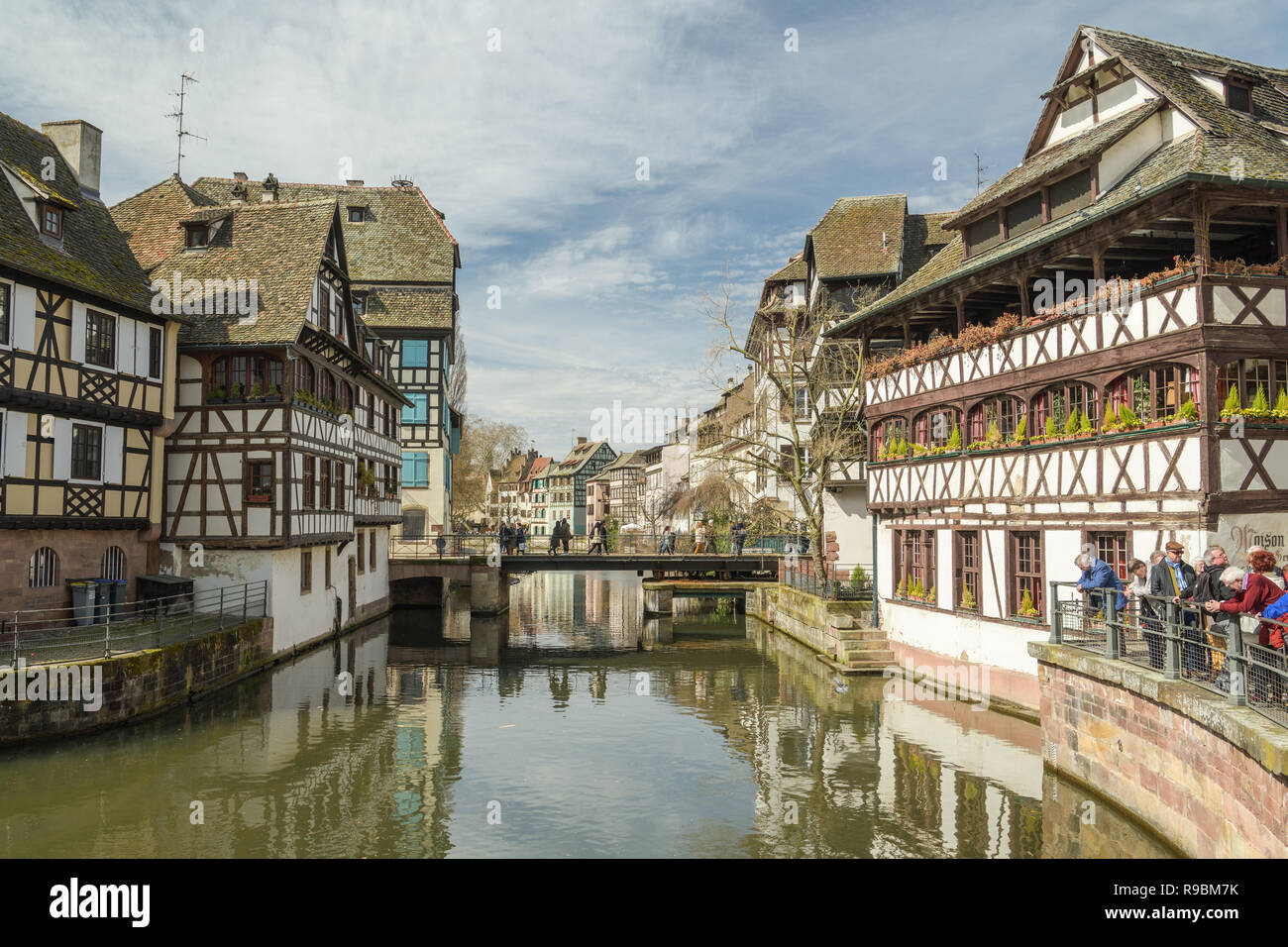 Strasburgo, Francia - 03 Aprile 2018: i turisti in visita a poco Francia distretto a Strasburgo, in Francia durante la primavera del 2018. Questo è uno dei più pictor Foto Stock