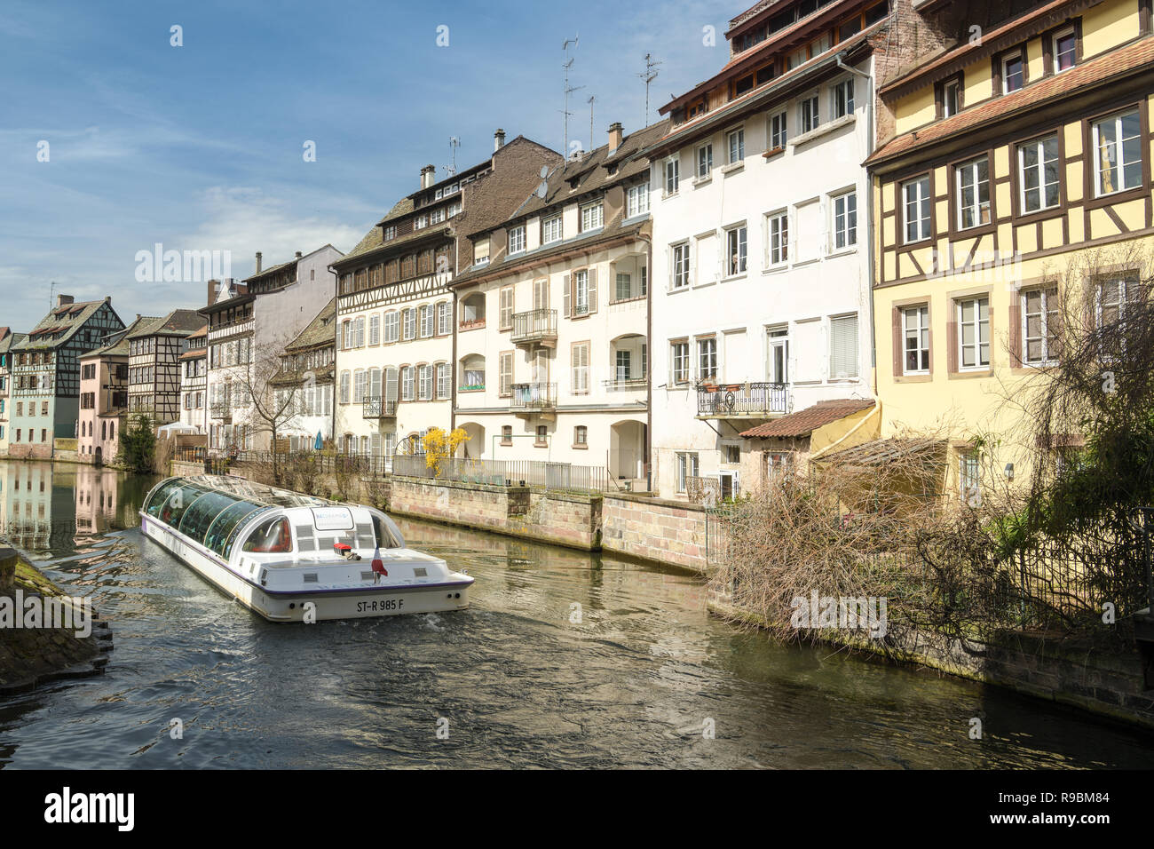 Strasburgo, Francia - 03 Aprile 2018: nave da crociera piena di turisti nel pittoresco piccolo Francia distretto a Strasburgo, in Francia durante la primavera 2018 Foto Stock