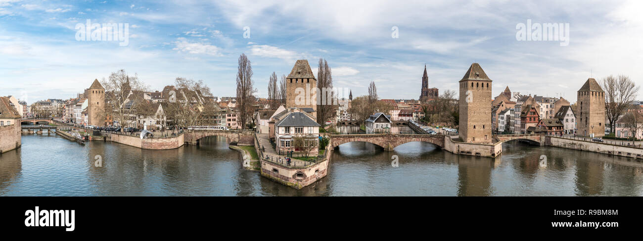 Strasburgo, Francia - 03 Aprile 2018: vista panoramica sul piccolo Francia distretto a Strasburgo, in Francia da Barrage Vauban durante la primavera 2018 Foto Stock