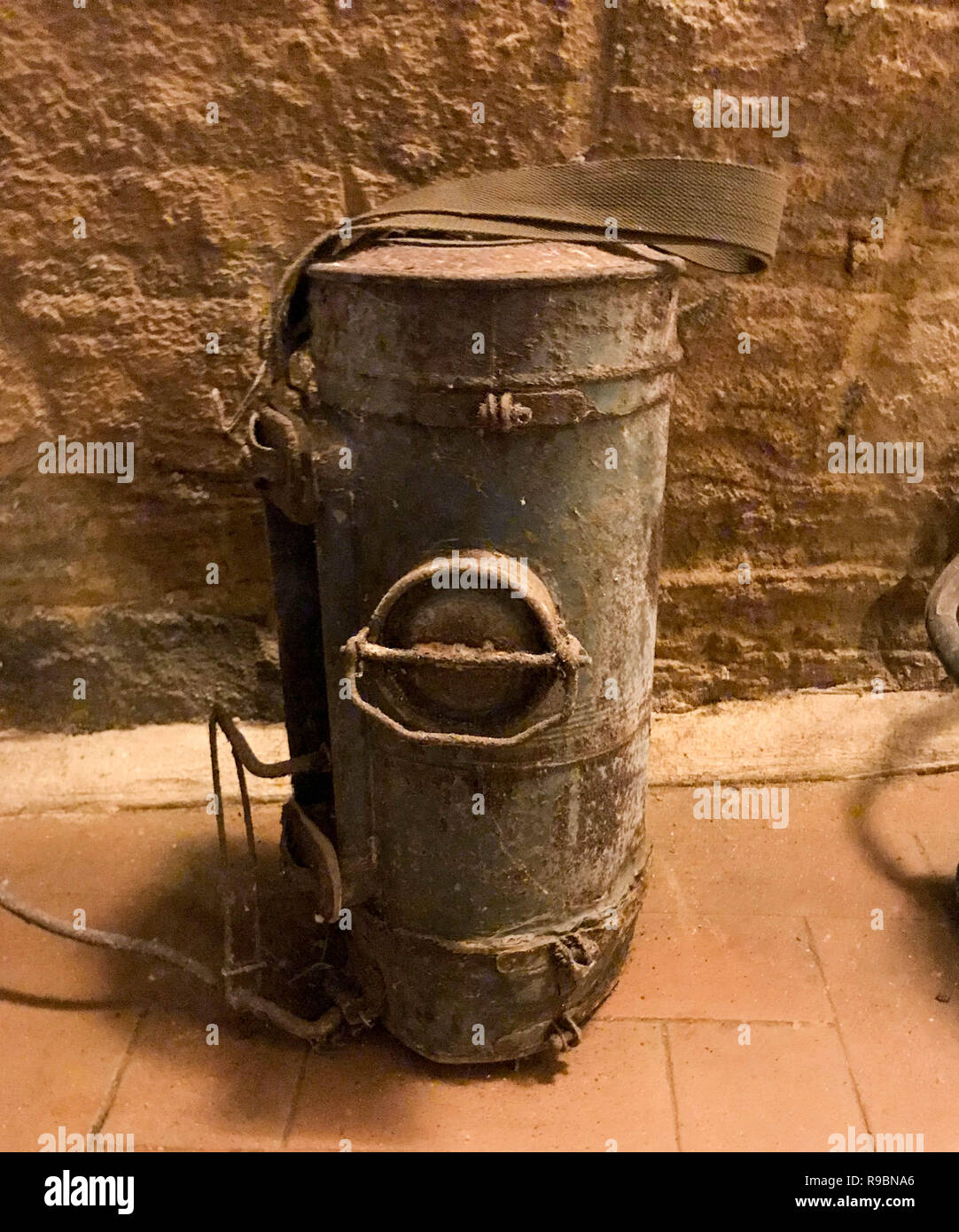 Le vecchie apparecchiature per essere utilizzato nel vigneto: pompa fertilizzante, verdigris Foto Stock