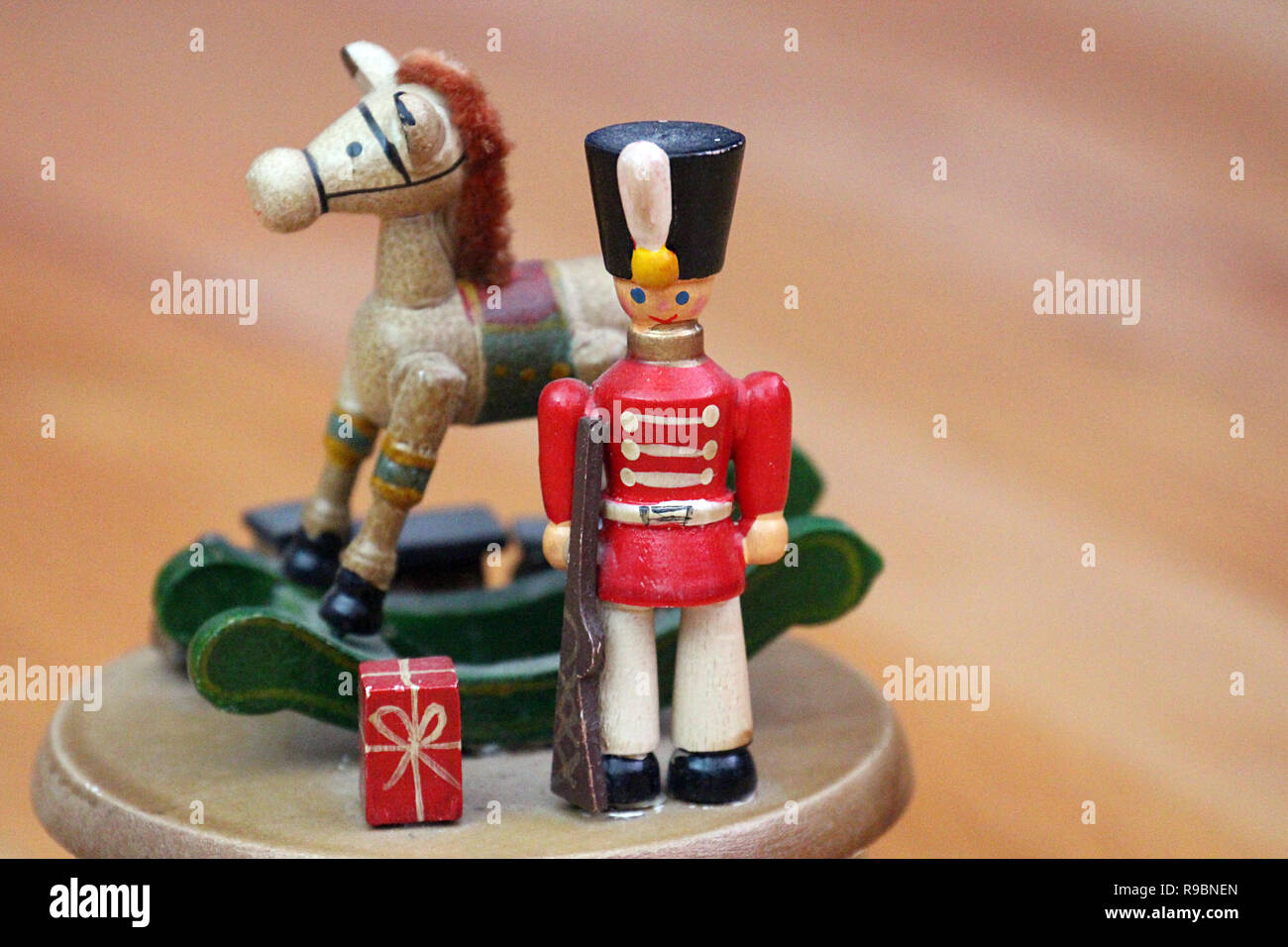 Un antico Natale scatola musicale con un giocattolo di legno soldato e cavallo a dondolo Foto Stock