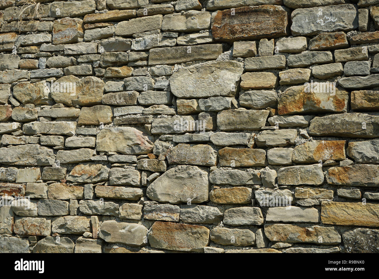 La parete esterna di una casa di campagna a Cortemilia costruita con pietre di Langa, Piemonte - Italia Foto Stock