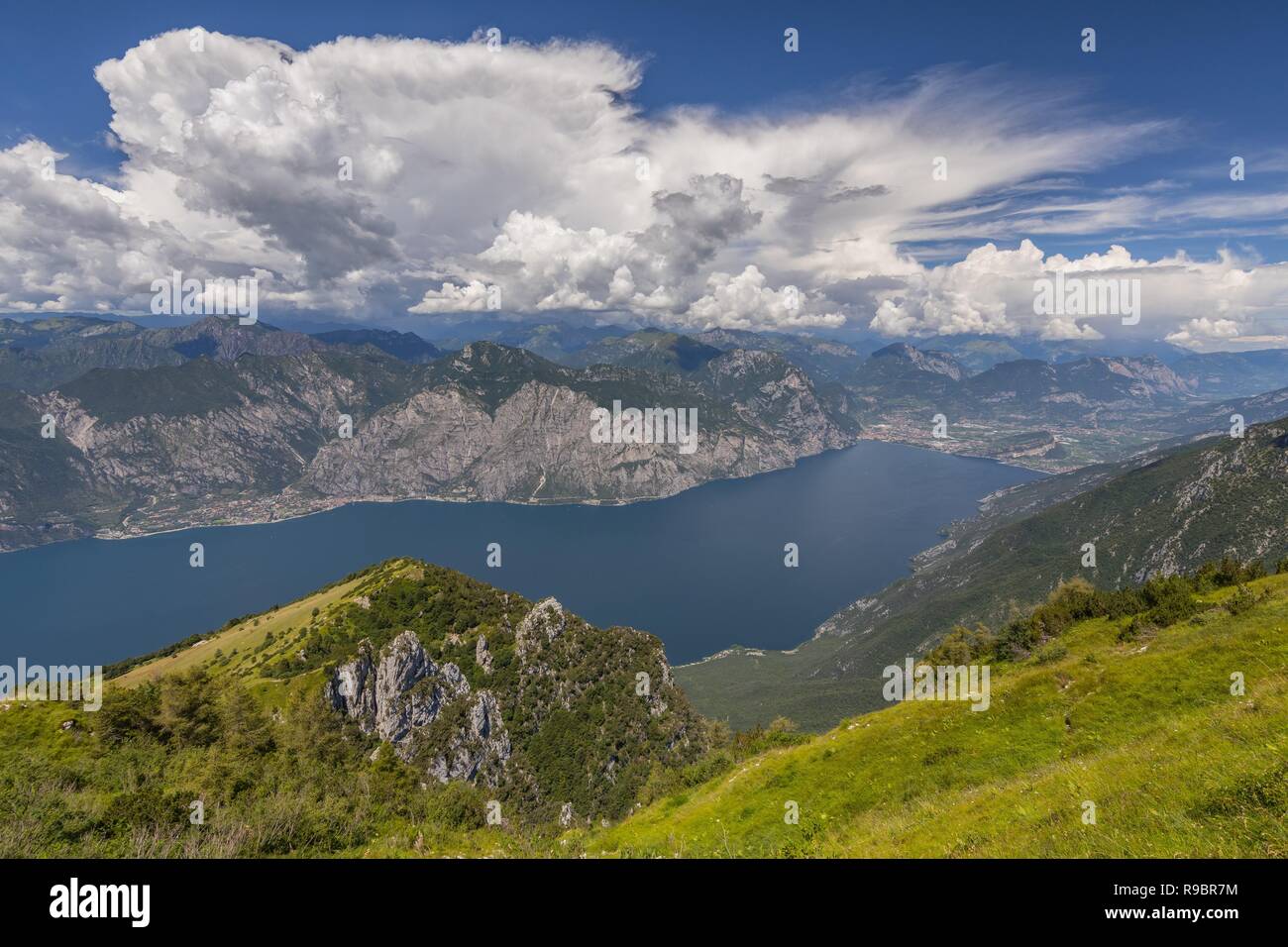 Vista dal Monte Baldo sul Lago di Garda, Malcesine, Lombardia, Italia. Foto Stock