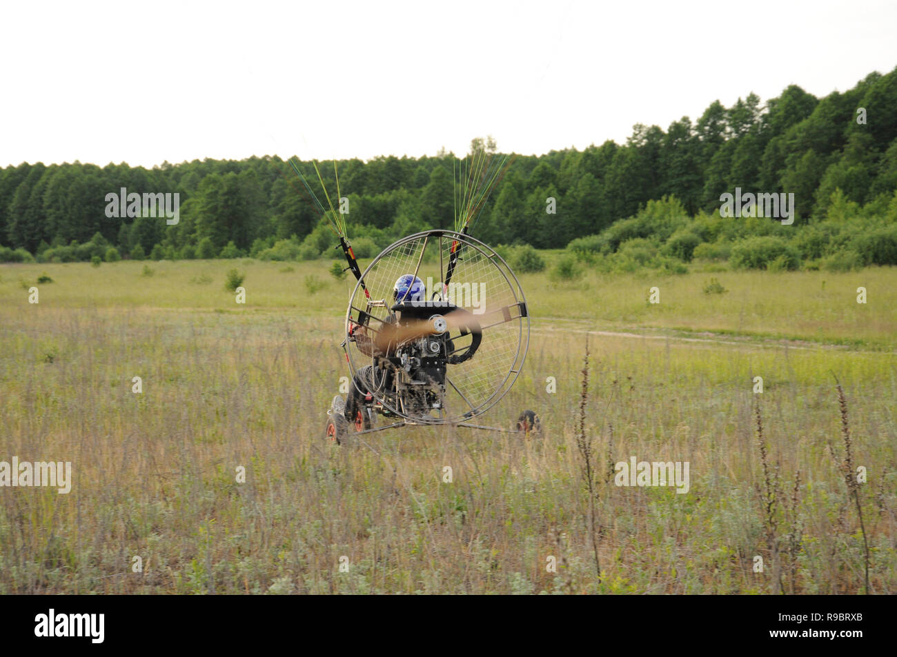 Vladimir regione, la Russia. Il 14 giugno 2014. Quartieri di villaggio Melekhovo. Powered parapendio in fuga per il decollo Foto Stock