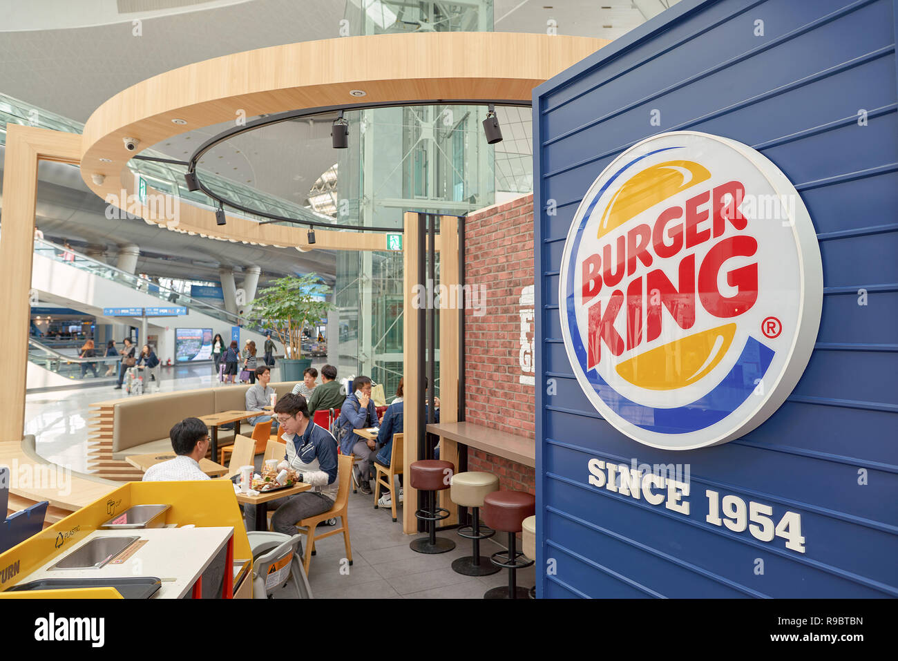 INCHEON, COREA DEL SUD - circa maggio, 2017: Burger King all'Aeroporto Internazionale di Incheon. Burger King è un americano di catena globale di hamburger fast food r Foto Stock