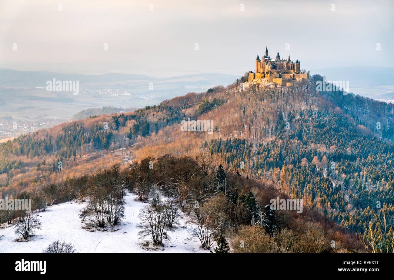 Vista invernale di Hohenzollern Castello nel Baden-Württemberg, Germania Foto Stock