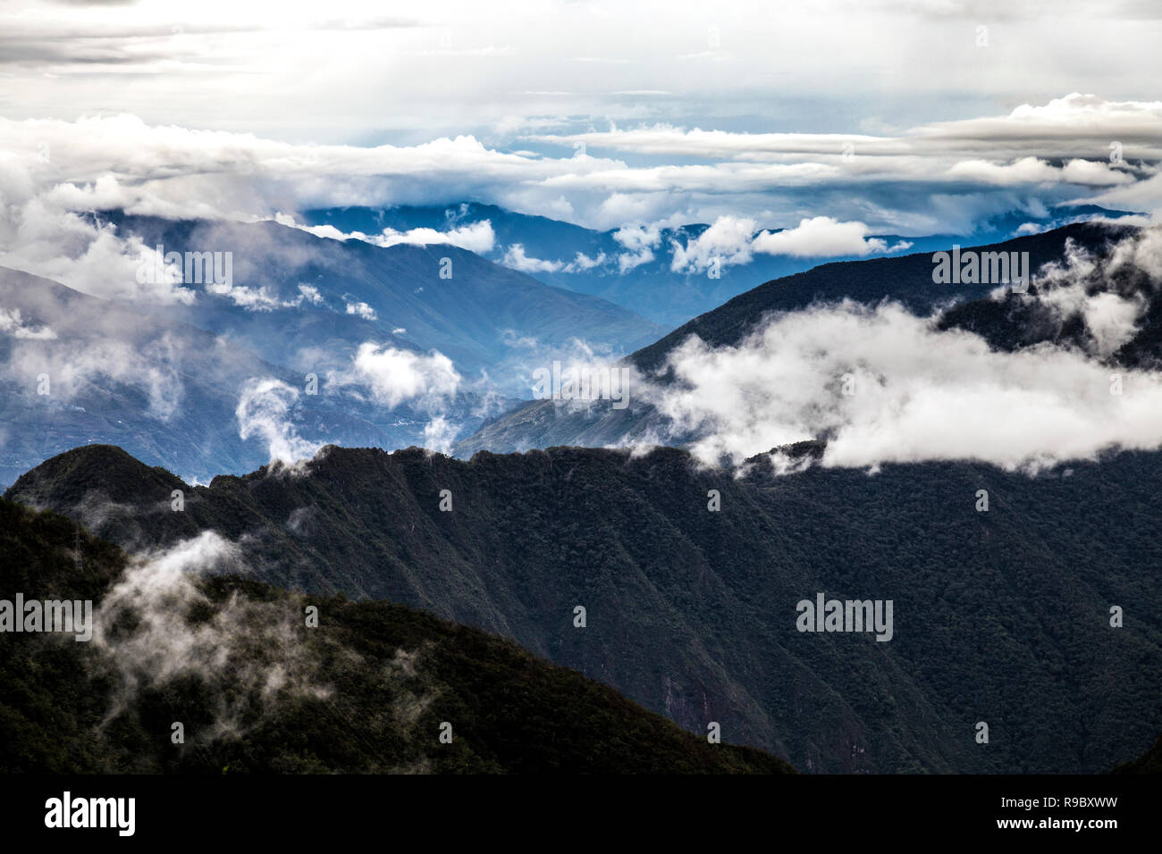 La Andes avvolte in nuvole in Valle Sacra lungo il Cammino Inca, Perù Foto Stock