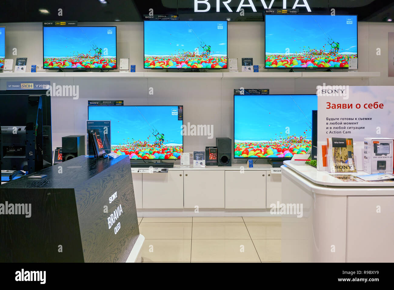 SAINT PETERSBURG, Russia - circa maggio, 2018: merci sul display di Sony store nella Galeria Shopping center. Foto Stock