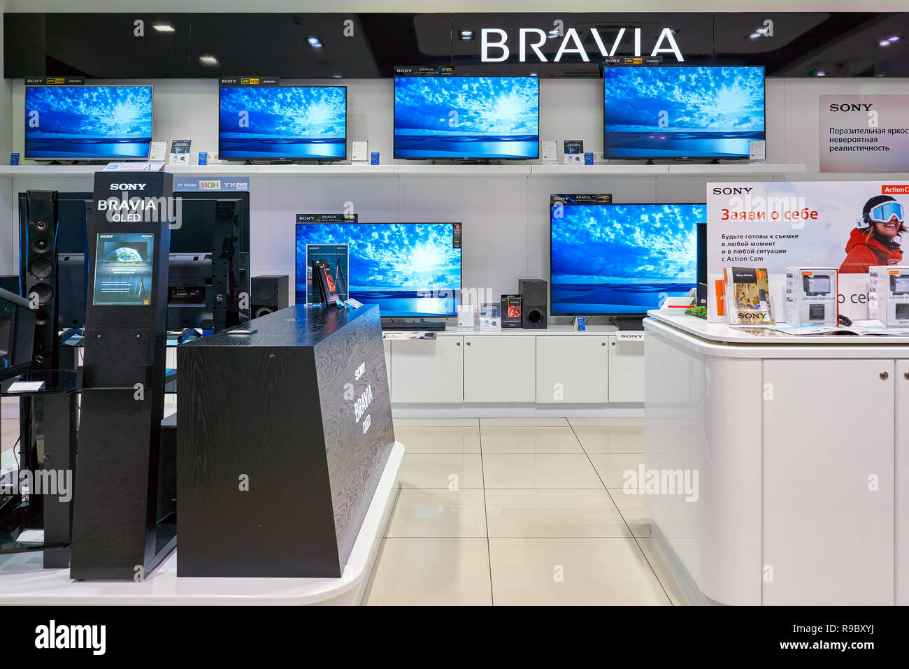 SAINT PETERSBURG, Russia - circa maggio, 2018: merci sul display di Sony store nella Galeria Shopping center. Foto Stock