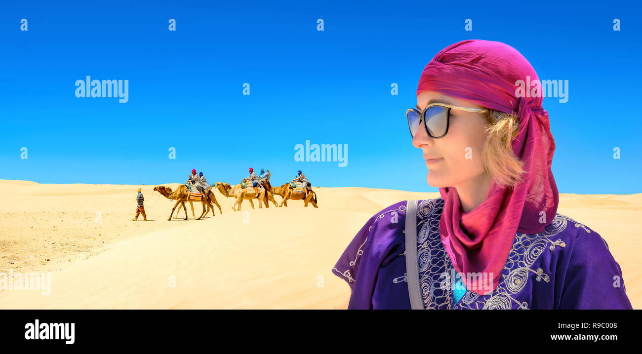 Ritratto di giovane donna in arabo abbigliamento tradizionale. Deserto del Sahara, Tunisia, Nord Africa Foto Stock