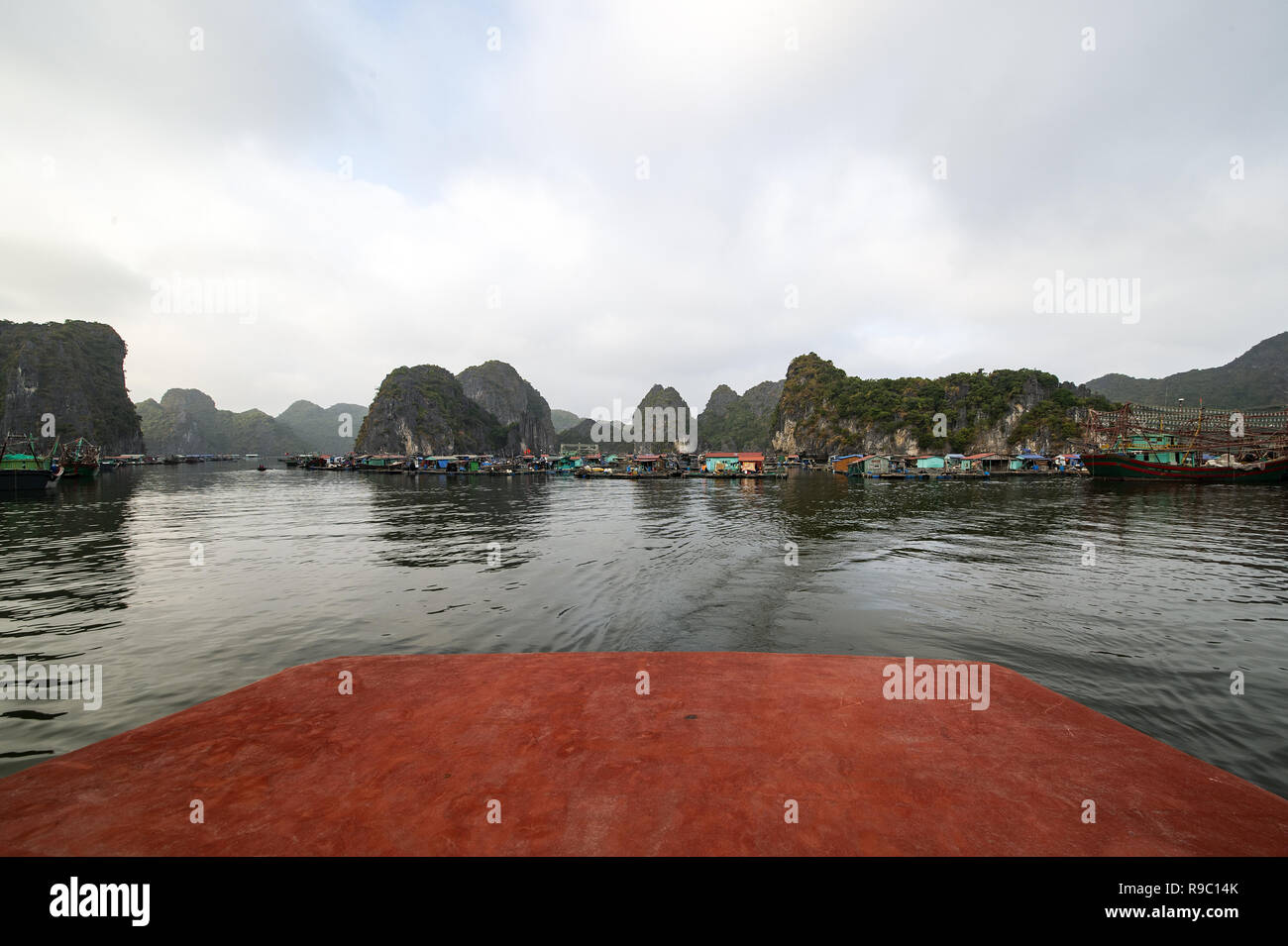 Un turista in barca a vela è sull'acqua della baia di Ha Long in Vietnam. Foto Stock