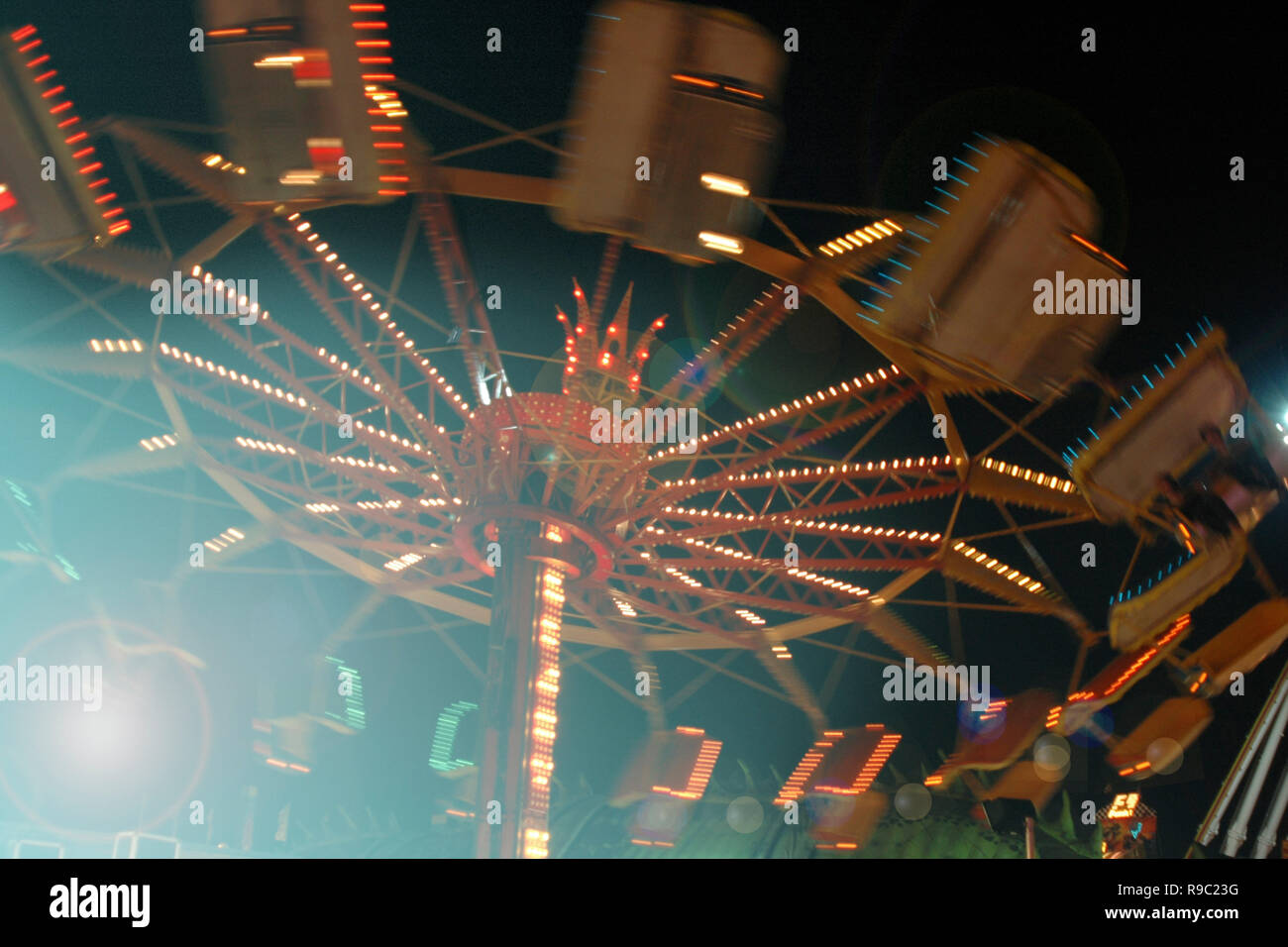 Emozionante di muovere la ruota gigante nella notte con luce colorata per lo sfondo. Foto Stock