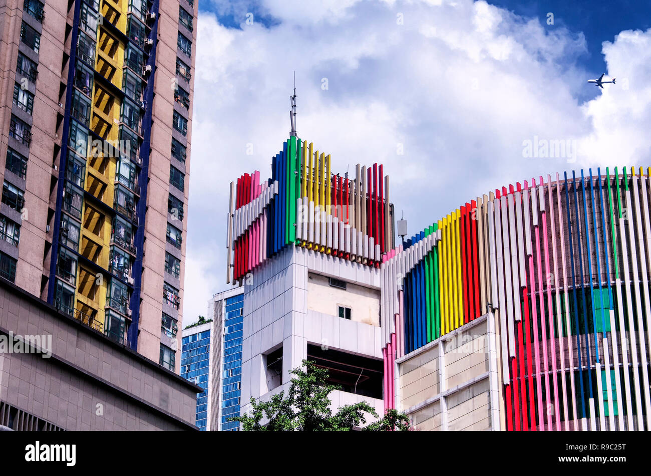 Un edifici moderni di arcobaleno colorato dettagli architettonici nella città di Chongqing Cina su un soleggiato blue sky summer day. Foto Stock