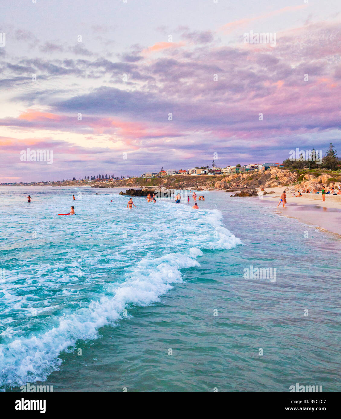 Persone in mare a Trigg Beach in una calda serata estiva. Perth, Western Australia Foto Stock