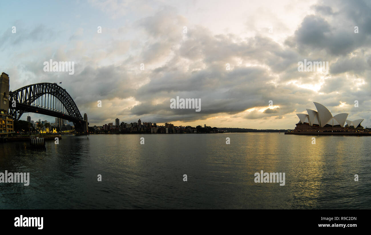 Sydney Harbour alba con le nuvole Foto Stock