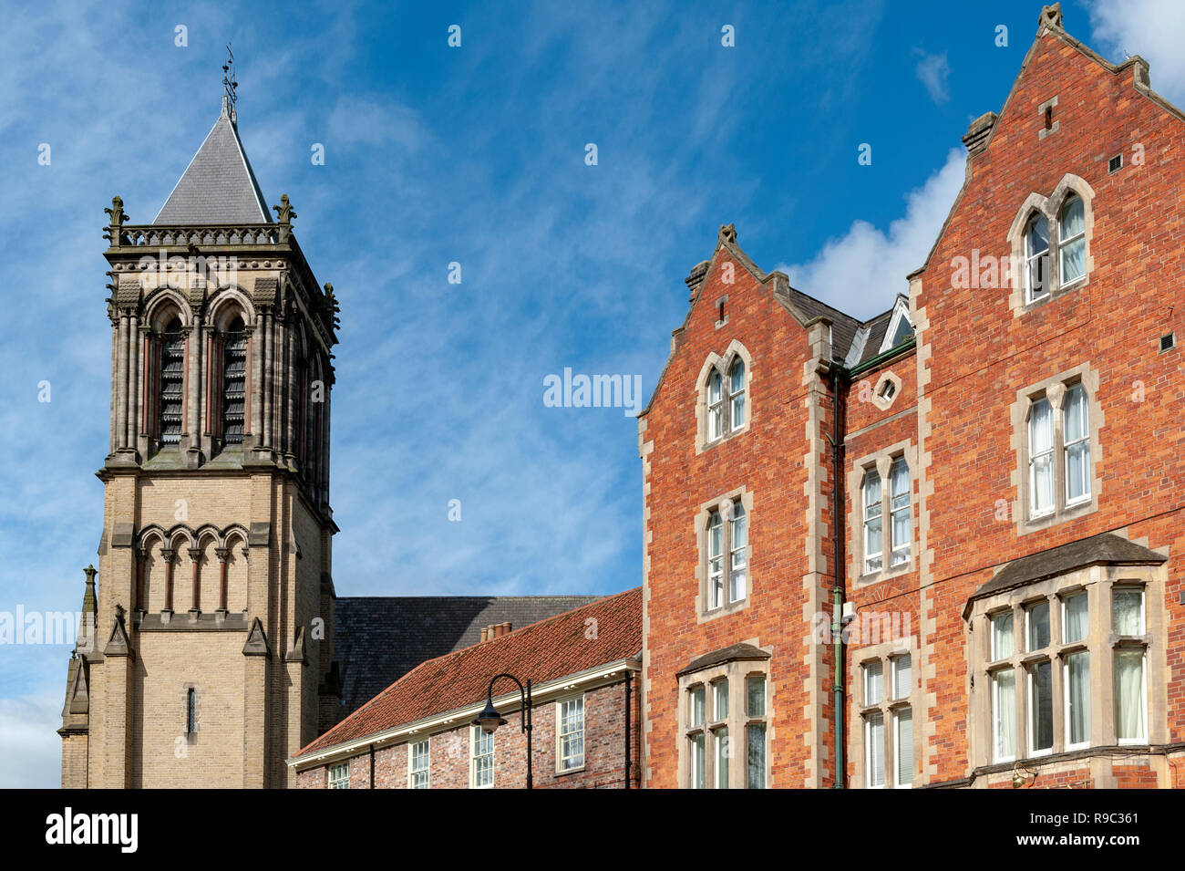 Edificio storico costruito in stile gotico in stile Revival della Chiesa cattolica di San Wilfrid aka Madre Chiesa della città di York, England, Regno Unito Foto Stock