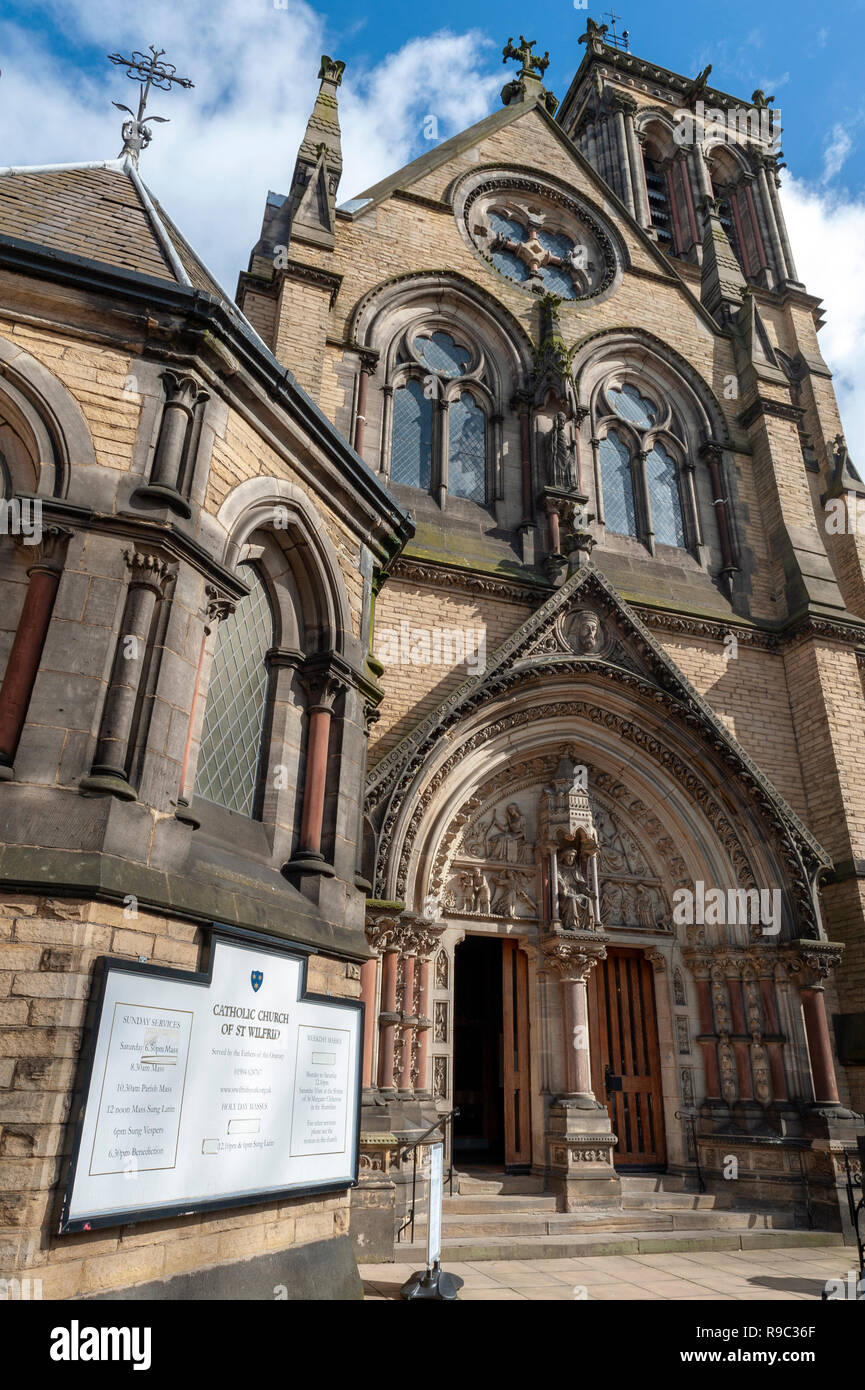 Edificio storico costruito in stile gotico in stile Revival della Chiesa cattolica di San Wilfrid aka Madre Chiesa della città di York, England, Regno Unito Foto Stock