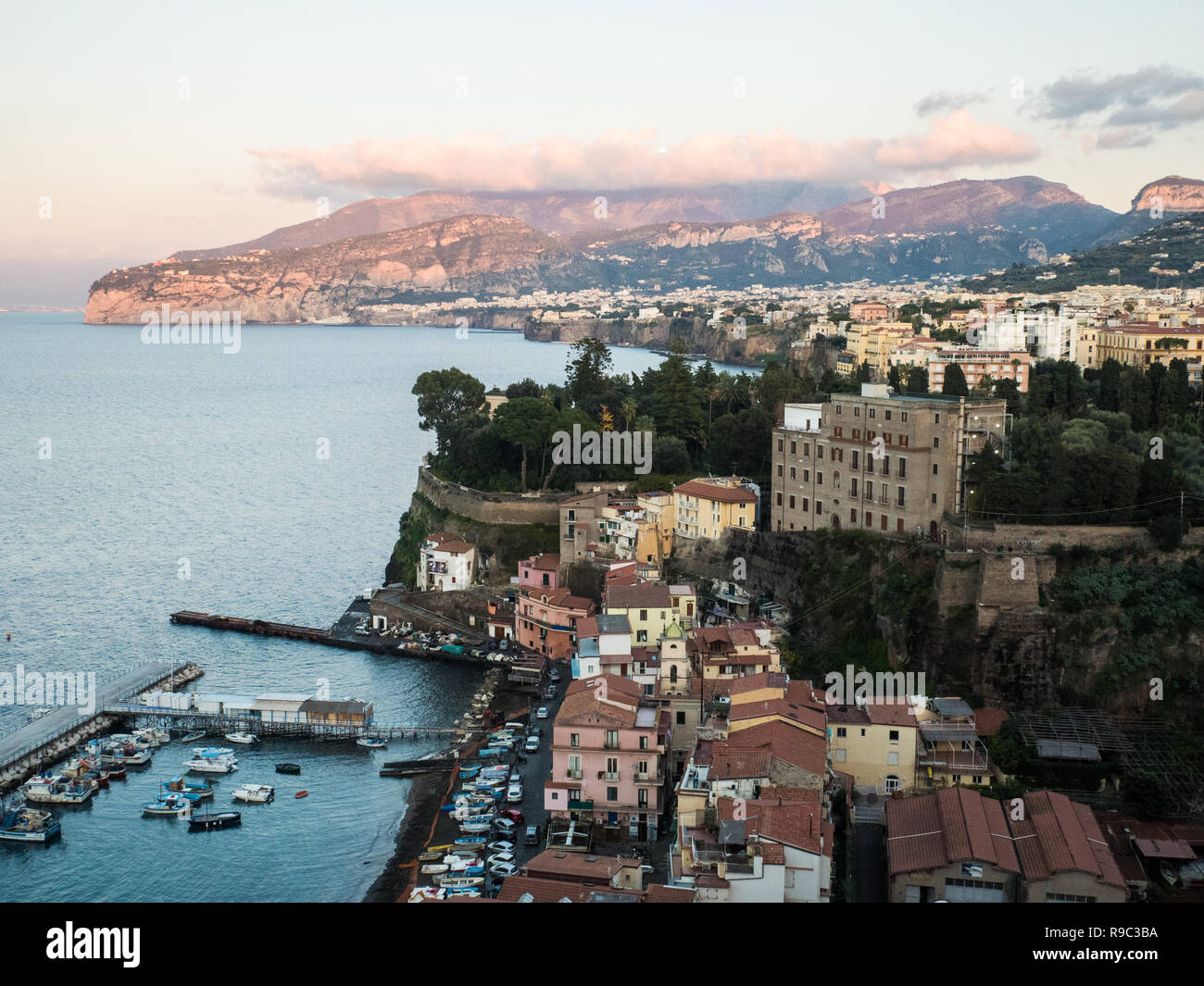 Sorrento con il villaggio di pescatori di Marina Grande in primo piano, Campania, Italia. Foto Stock