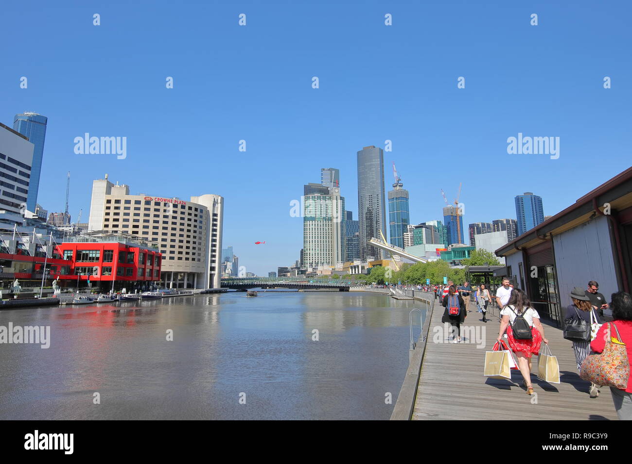 La gente visita South Wharf a Melbourne in Australia Foto Stock