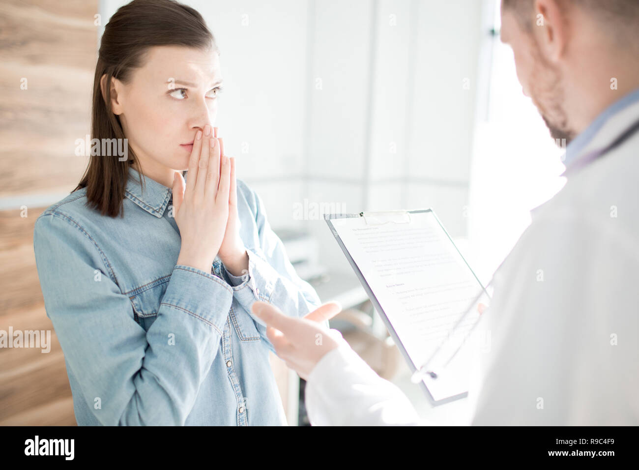 L'ascolto ai consigli del medico Foto Stock