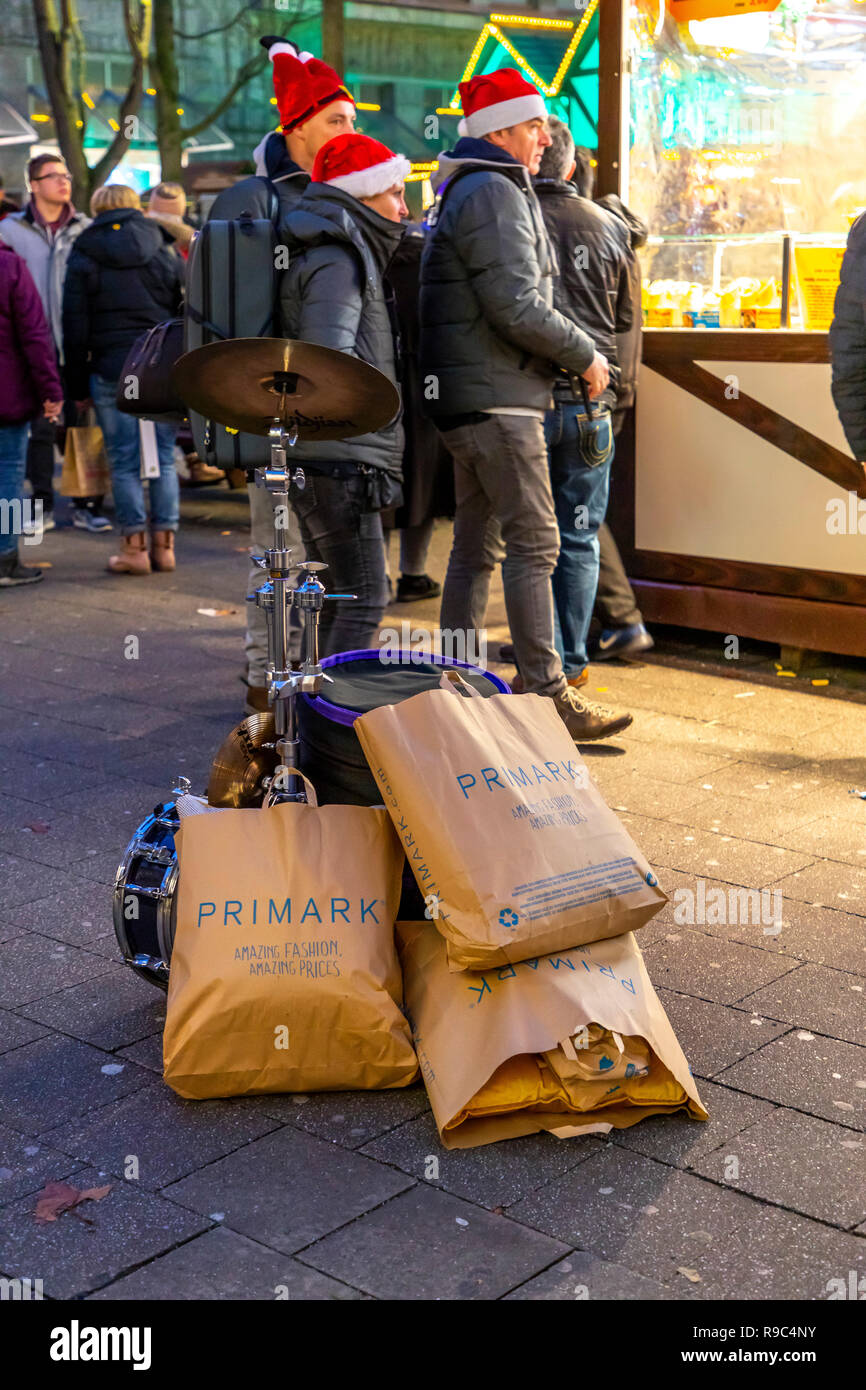 Mercatino di Natale nel centro di Essen, Kettwiger Stra§e, Domenica shopping, borse per lo shopping del negozio di abbigliamento Primark Foto Stock