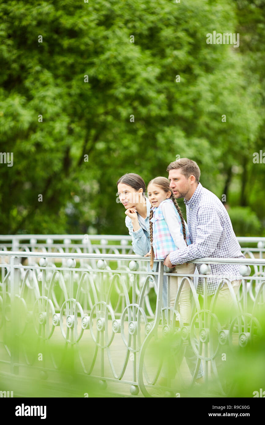 La famiglia sul ponte Foto Stock