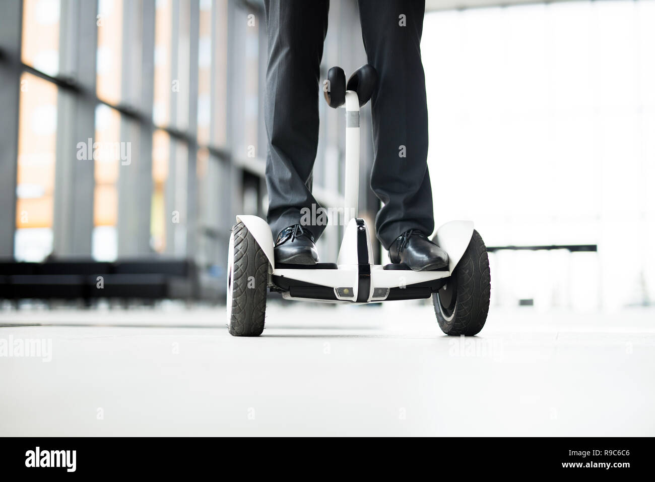 In movimento su hoverboard Foto Stock
