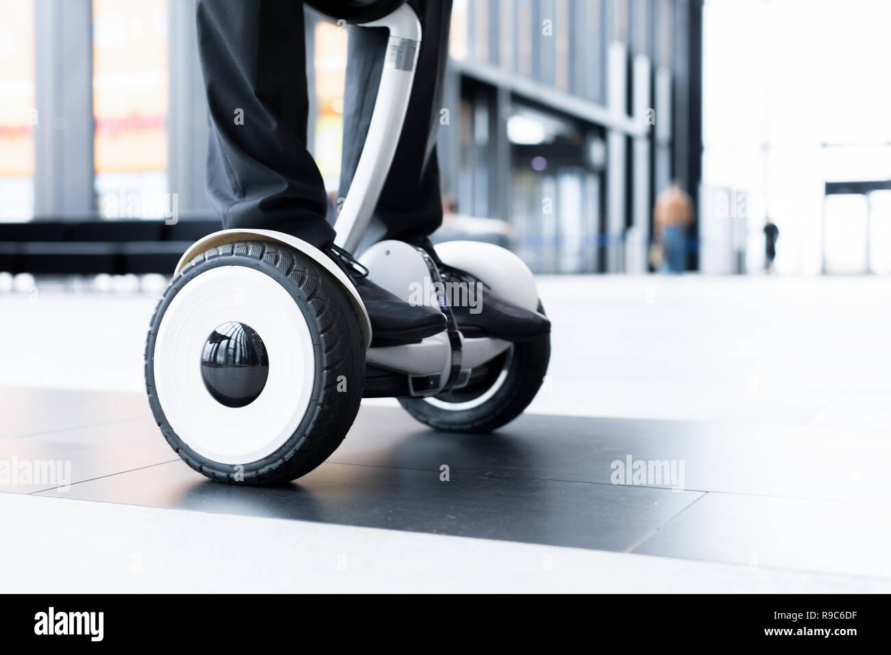 Umano su hoverboard Foto Stock