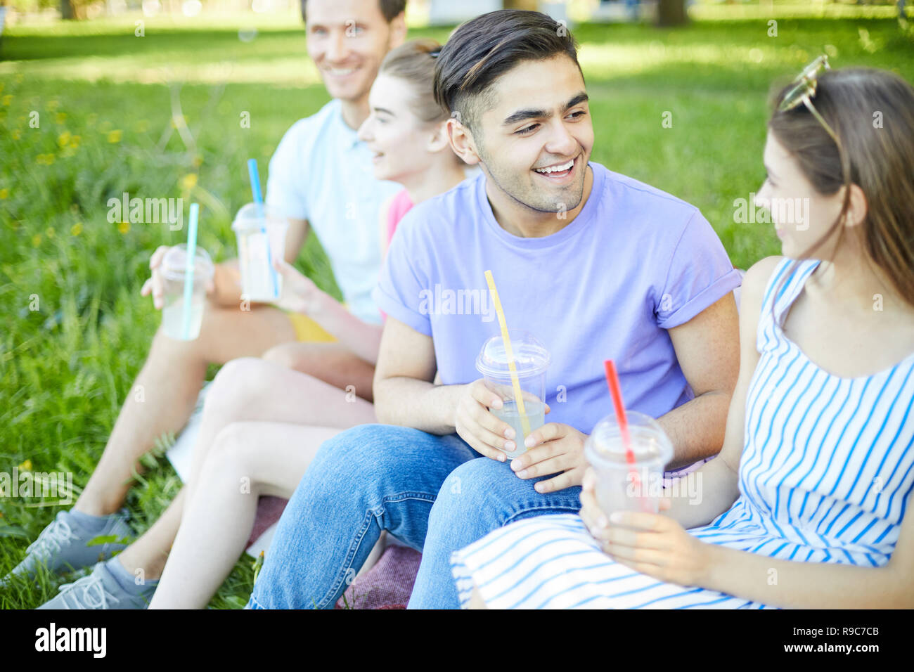 Gli adolescenti con bevande Foto Stock