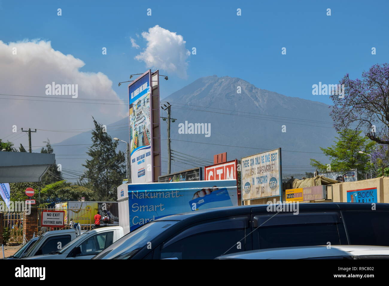 Arusha Città contro lo sfondo del Monte Meru, Tanzania Foto Stock