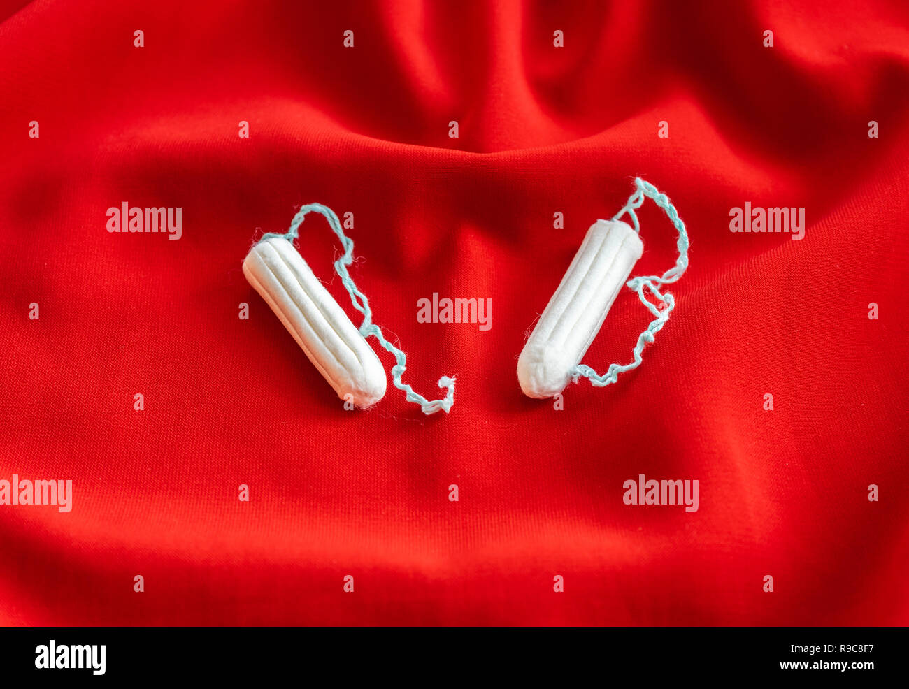 Due tamponi in tessuto rosso sfondo Foto Stock