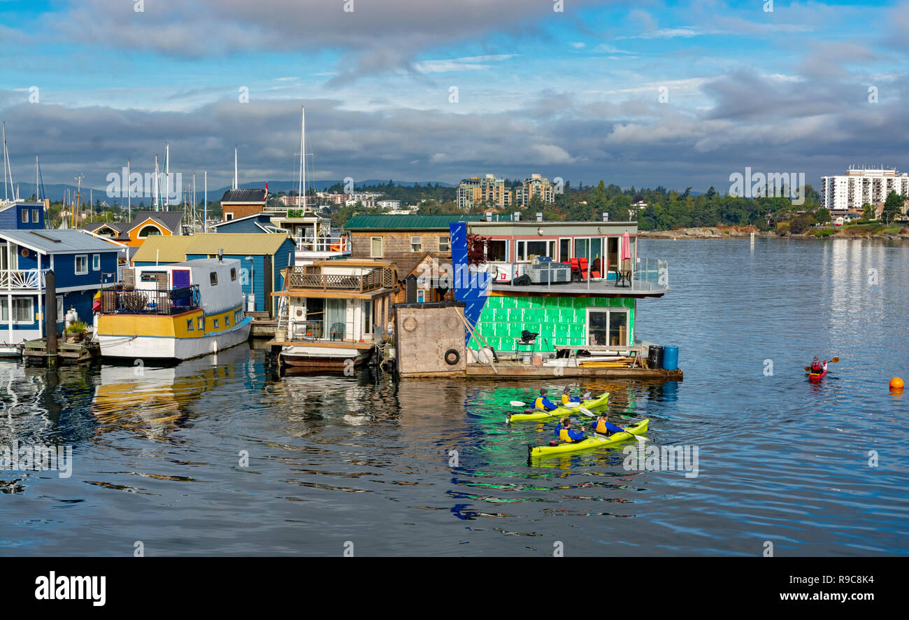 Canada, British Columbia, Victoria, Fisherman's Wharf, houseboats, kayakers Foto Stock